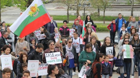 Родители на бунт: "България няма деца за продан!"