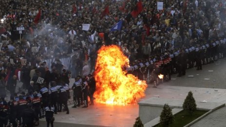 Протест в Тирана: Искат оставка на правителството