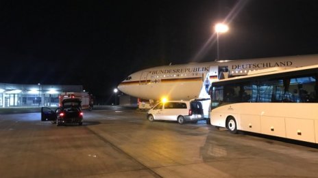 Фенка на Меркел без да иска повреди самолета й