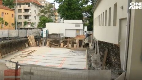 Скандално: Изкоп на строеж грейна в...двора на бургаско училище