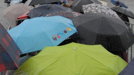 И днес ще вали, не забравяйте чадърите