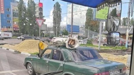 Руснаци превозват мъртвец върху багажника на кола 