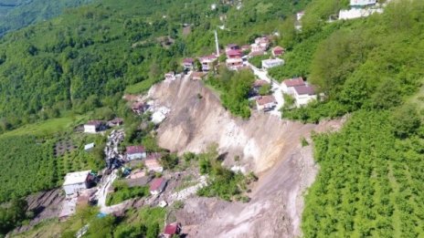 Свлачище в Турция отнесе 53 сгради и джамия