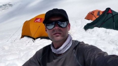 Погребват алпиниста Иван Томов под връх Лхотце