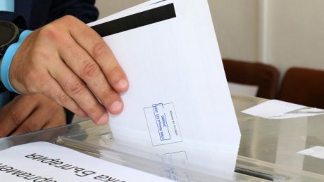 Още бюлетини към Гърция, "ваканцуващи" напират да гласуват 