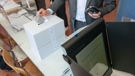 При обработени 51% от протоколите: ГЕРБ - 30,76%, БСП - 25,32%