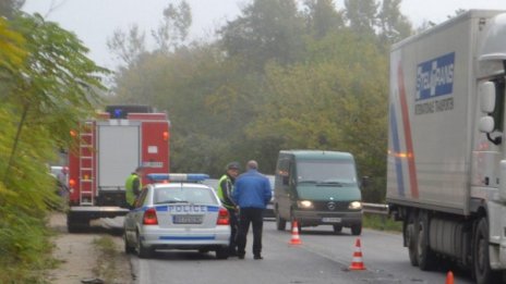 Шофьор загина на място след удар в крайпътно дърво 
