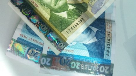 За 12 дни: 19-годишна дала над 20 бона на врачка да й развали магия