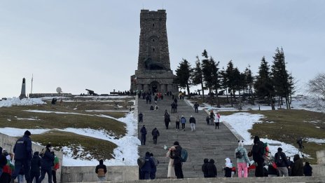 Директорът на "Шипка": Това е нашата болка от години - паметникът се руши