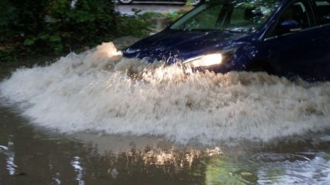 Бедствие! Порой с градушка потопи Пловдив, на места няма и ток 