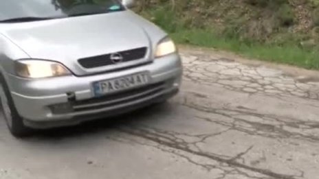 Заради ремонтирани "кръпки": Блокираха пътя Пещера-Батак