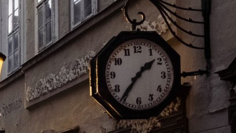 Отлагане без срок: Скоро няма да спрем на въртим стрелките