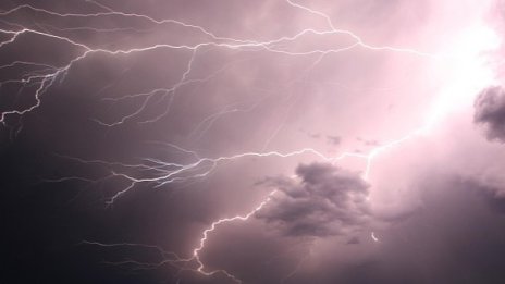 Мълния удари и запали къща в Казанлък