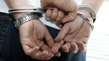Спипаха двама, стреляли с пистолет пред магазин