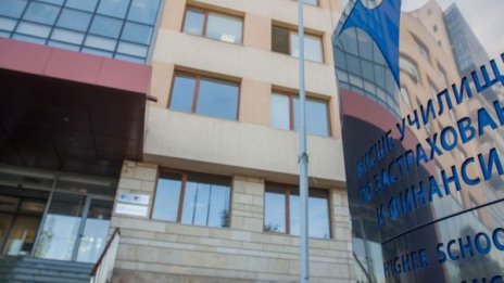 Българинът пуши и пие, но пести от застраховка на дома си