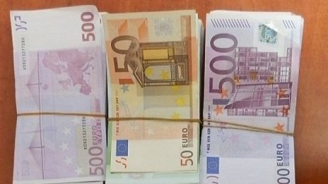 Митничари задържаха ?30 000 на Дунав мост - Русе