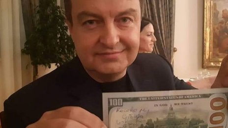 Дачич написа "Косово е Сърбия" на банкнота от $100