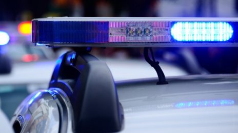 Крадец си спретна нощна гонка с полицията, катастрофира и избяга