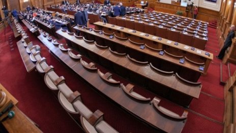 БСП vs. Борисов: "За" орязване на партийната субсидия, но не на лев