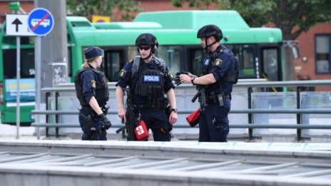 Шведски полицаи раниха мъж, заплашил да взриви бомба в чанта 