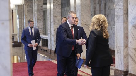 &ldquo;Възраждане&ldquo; скастриха журналисти и си тръгнаха от президентството ядосани