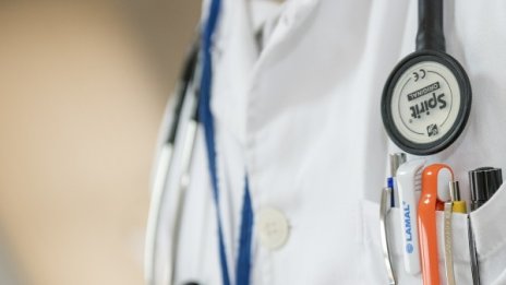 Постоянен арест за мъж, представил се за лекар