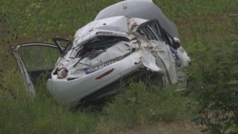 Тежка катастрофа на "Хемус", удариха се линейка и кола