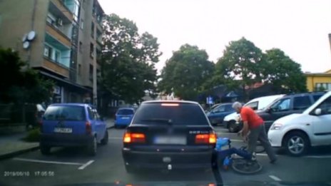 Агресия на пътя, шофьор налага велосипедист