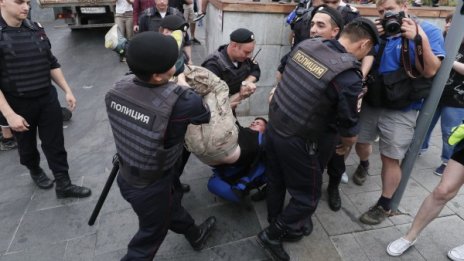 Десетки задържани на протест в Москва, сред тях и Навални