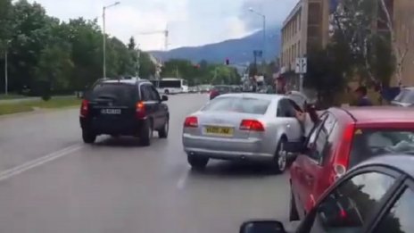 Закопчаха мъжа, влачил жена с колата си в Студентски град