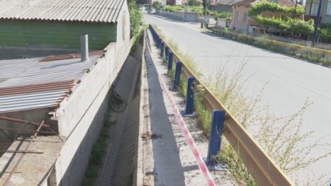 Ремонтират падналия парапет, ранил три деца