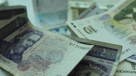 Мъж даде 6 бона да му ремонтират покрива, още чака
