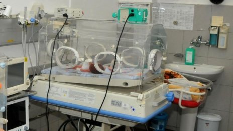 Две момиченца и момченце - тризнаци се родиха в София