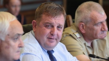 Каракачанов: Заделени са средства за ремонт на вертолетната авиация