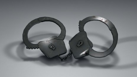 Шестима са задържани, докато разкомплектовали краден МАН