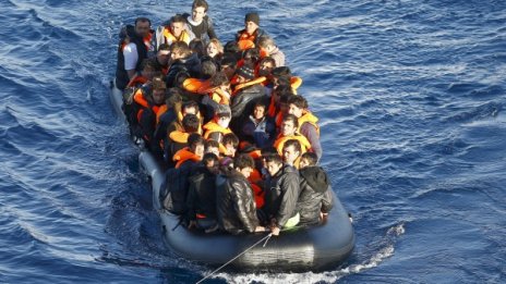 Лодка с мигранти се преобърна край Турция, 8 се удавиха