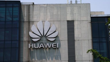 Huawei е като лошо повреден самолет 