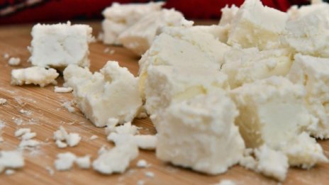 Опасна тенденция: Заливат ни с имитиращи млечни продукти. Евтино ни е!