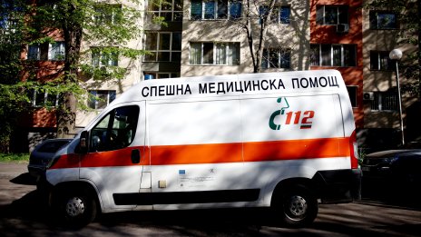 Млад мъж е с тежки наранявания, след като е бил прегазен от свой съсед
