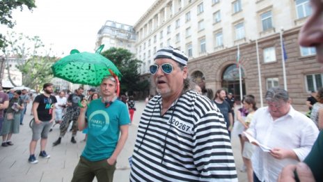 Къмпингуващи с палатков лагер пред Президентството