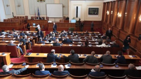 Задава ли се обрат? Отложиха гласуването за партийните субсидии 