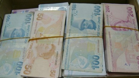 Скрити в обувки, чанти...митничари спипаха 200 000 турски лири