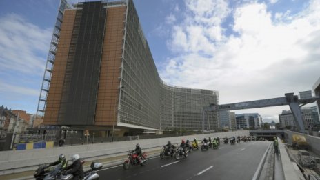 В Брюксел: Работа на пълен работен ден - по 18 ч., тлъста заплата