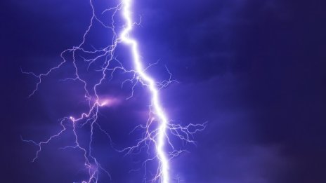 Мълния падна до човек в Монтана, тушира го 