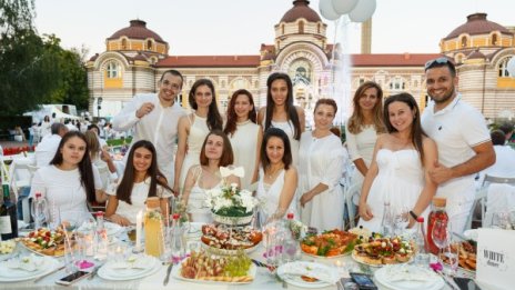 Тайно място. Тайна среща. Бяла вечеря!