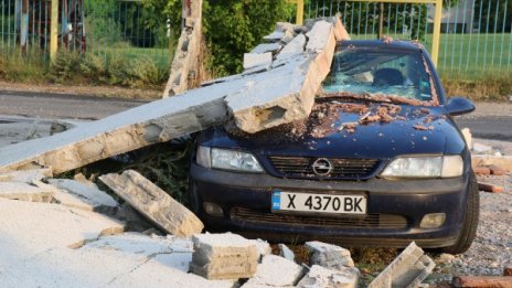 Стена рухна върху автомобил в Хасково