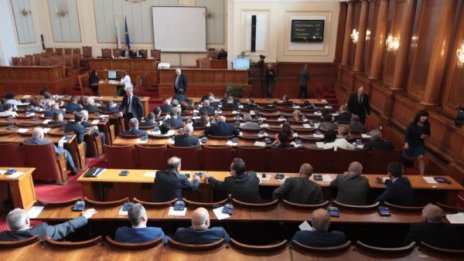 Парламентът дава почти 2 милиона за самолетни билети