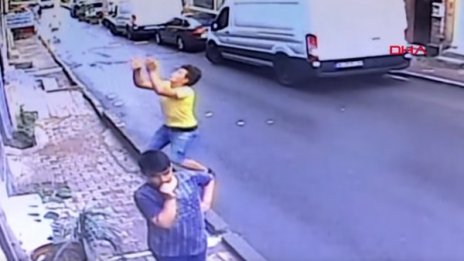 Уникално: Случаен минувач спаси дете, падащо от втория етаж