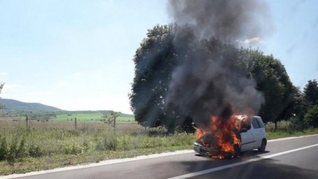 Кола се запали в движение на "Хемус"