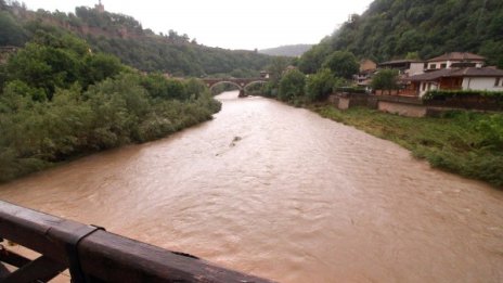 Силна буря остави населени места край Велико Търново без ток